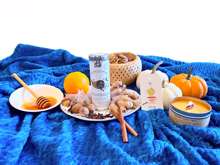 "Harvest Moon Red Chai" Tea Time Tin: 6 Eco-Bags of Organic Tea (Vanilla + Citrus, Caffeine-Free)